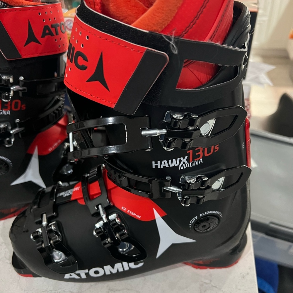 Atomic HAWX Magna 130S barely used. Only skied in them for 10 days.